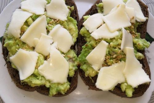 Как приготовить простой средиземноморский перекус с авокадо. 20 самых вкусных тостов с авокадо