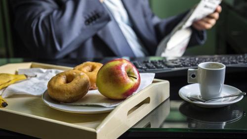 Почему полезный перекус на работе важен для вашего здоровья. Правила полезного перекуса